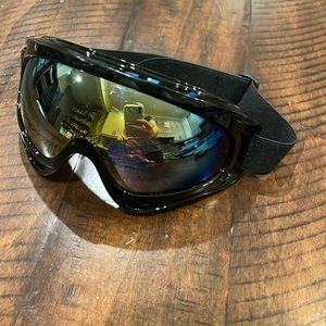 Ski goggle. Boy or girl. No brand. Good cond. adjustable strap. 10-12 year old